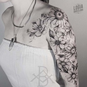 tatuaje_brazo_hombro_flores_logia_barcelona_bruno_almeida  